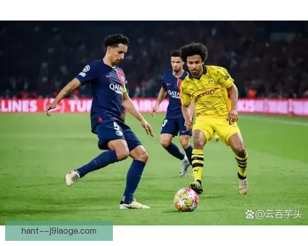 巴黎圣日耳曼极端球迷在王子公园球场外举横幅要求俱乐部高层集体辞职